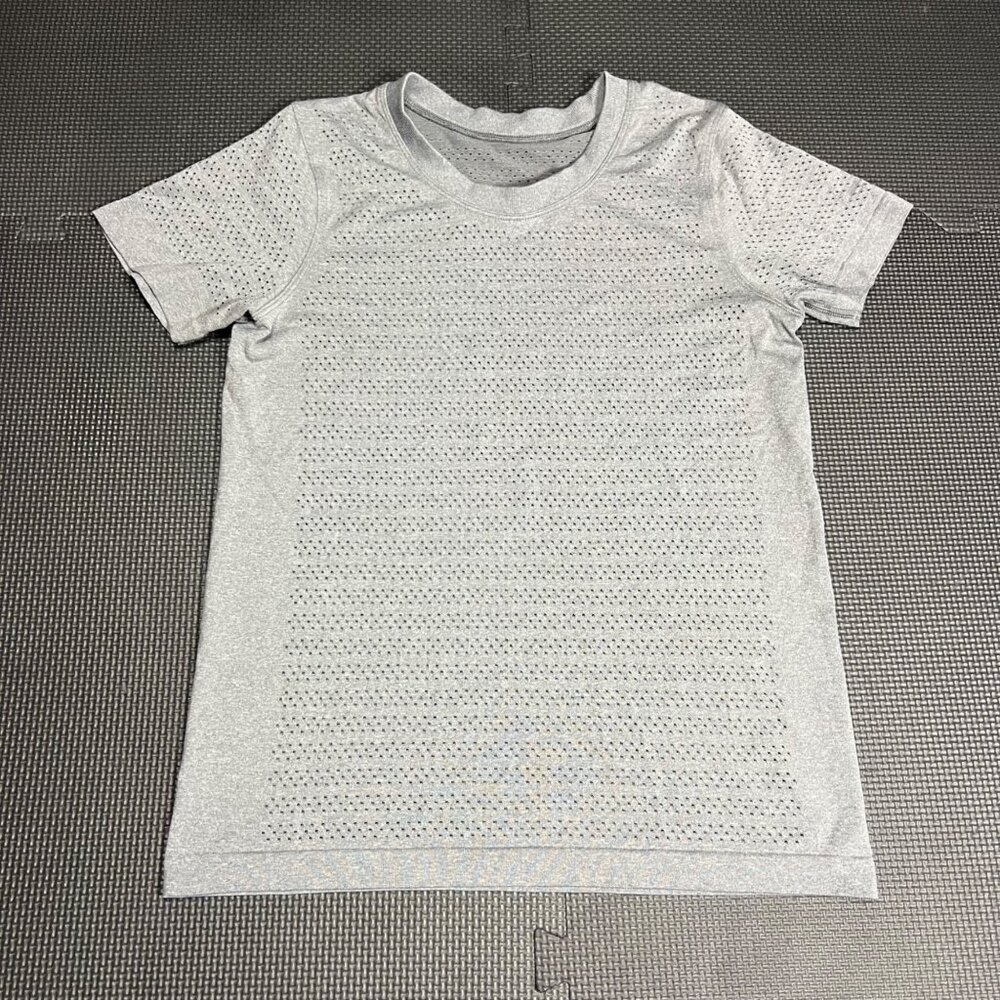 Lululemon Gray Perforated Short Sleeve Activewear T-Shirt Womens Size S - Picture 1 of 3